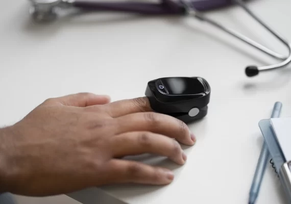 Pulzní oxymetr měří saturaci kyslíku v krvi a srdeční frekvenci