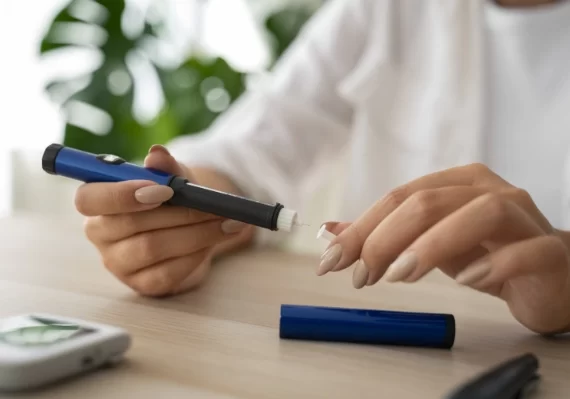 Měření hladiny cukru v krvi pomocí glukometru